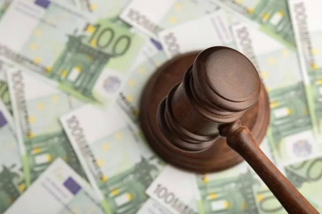 Procédure de réorganisation judiciaire billets et euros et marteau